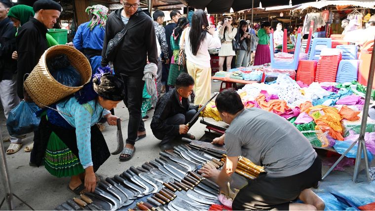 dong-van-ha-giang-market